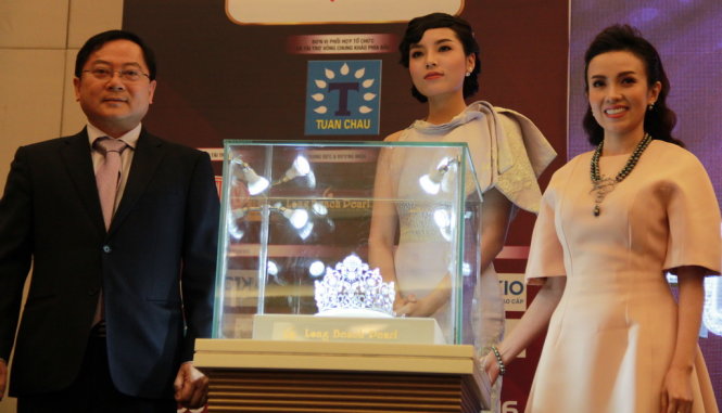  Hoa hậu Kỳ Duyên cùng đại diện Ban tổ chức bên vương miện Hoa hậu Việt Nam 2016