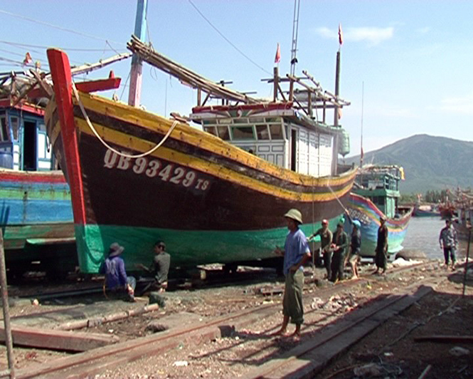 Mô hình sửa chữa tàu thuyền của cựu chiến binh Cao Xuân Đố ở xã Cảnh Dương, huyện Quảng Trạch.
