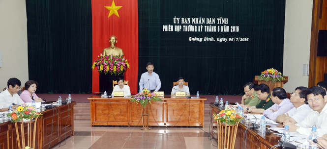 Đồng chí Nguyễn Hữu Hoài, Phó Bí thư Tỉnh ủy, Chủ tịch UBND tỉnh phát biểu kết luận hội nghị.