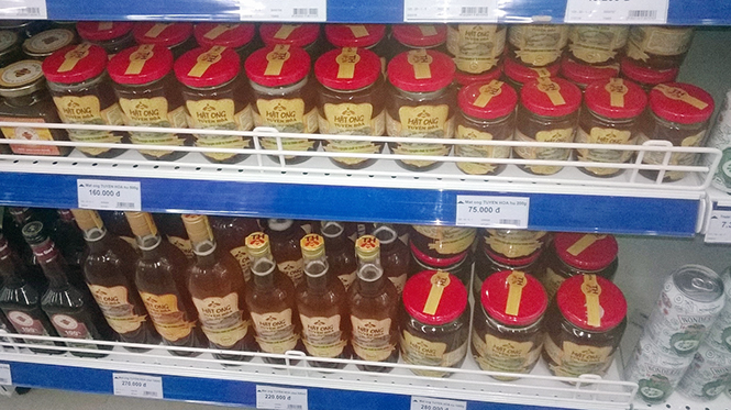 Mật ong Tuyên Hóa đa dạng về mẫu mã, chủng loại đang tạo được sức hút nhất định trong siêu thị Co.opmart Quảng Bình.