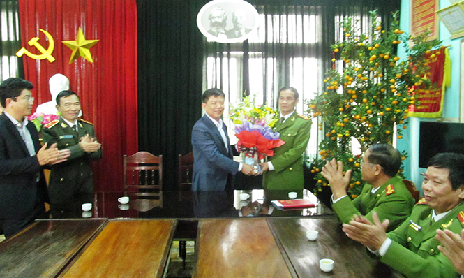 Đồng chí Nguyễn Hữu Hoài, Phó Bí thư Tỉnh ủy, Chủ tịch UBND tỉnh tặng hoa và quà cho Ban chuyên án mà nòng cốt là lực lượng PC45 Công an tỉnh, vì đã có thành tích xuất sắc phá một vụ án phức tạp, được dư luận quan tâm.
