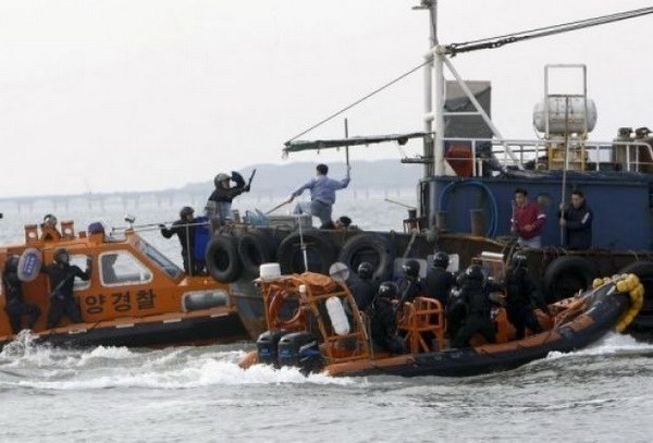 Va chạm giữa lực lượng bảo vệ bờ biển Hàn Quốc và một tàu cá trung Quốc đánh bắt trái phép. (Nguồn: AFP)