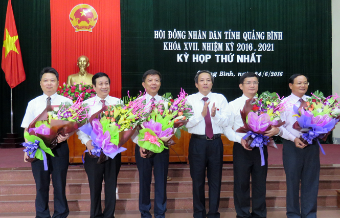 Đồng chí Hoàng Đăng Quang, Ủy viên Trung ương Đảng, Bí thư Tỉnh ủy, Chủ tịch HĐND tỉnh, tặng hoa chúc mừng đồng chí Chủ tịch và các Phó Chủ tịch UBND tỉnh nhiệm kỳ 2016-2021.
