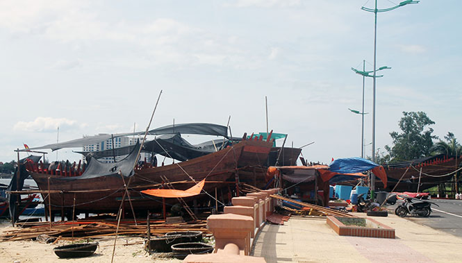 Dù gặp nhiều khó khăn, ngư dân xã Bảo Ninh vẫn tiếp tục đầu tư đóng tàu công suất lớn để vươn khơi.