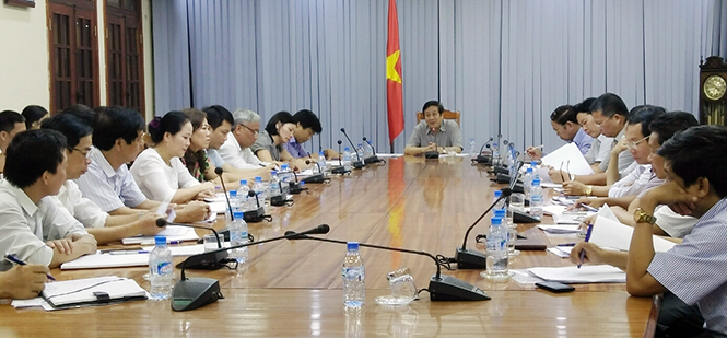 Ảnh 1 : Đồng chí Nguyễn Xuân Quang, Ủy viên Ban Thường vụ Tỉnh ủy, Phó Chủ tịch Thường trực UBND tỉnh chủ trì cuộc họp.