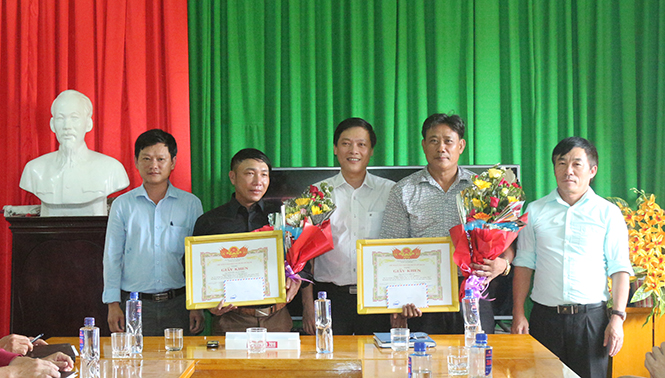 Lãnh đạo huyện Bố Trạch trao giấy khen cho anh Lê Văn Thuận (thứ 2 từ phải sang) và anh Nguyễn Văn Viện (thứ 2 từ trái sang) vì đã có nhiều thành tích xuất sắc trong công tác cứu hộ, cứu nạn.