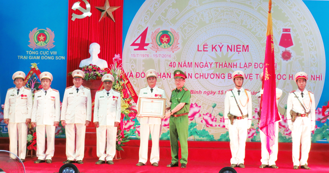 Thừa ủy quyền của Chủ tịch nước, Thượng tướng Nguyễn Văn Thành, Thứ trưởng Bộ Công an trao tặng Huân chương Bảo vệ Tổ quốc hạng Nhì cho tập thể Trại giam Đồng Sơn. 