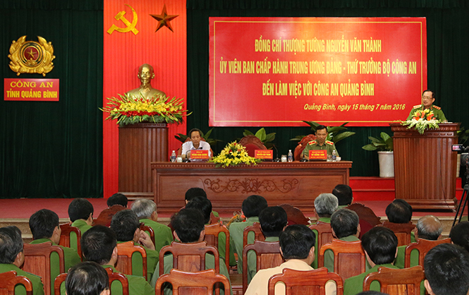 Thượng tướng Nguyễn Văn Thành, Ủy viên Trung ương Đảng, Thứ trưởng Bộ Công an phát biểu tại buổi làm việc với Công an tỉnh.