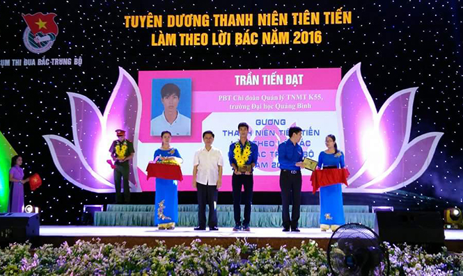 Trần Tiến Đạt (đứng thứ 3 từ trái sang) trong lễ tuyên dương thanh niên tiên tiến làm theo lời Bác của Cụm thi đua Bắc Trung bộ năm 2016.