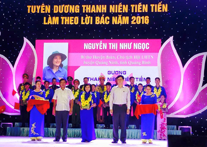 Chị Nguyễn Thị Như Ngọc (đứng giữa hàng thứ nhất) trong lễ tuyên dương thanh niên tiên tiến làm theo lời Bác năm 2016.