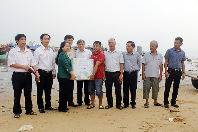  Lãnh đạo Tổng LĐLĐ Việt Nam và LĐLĐ tỉnh tặng quà cho ngư dân Nghiệp đoàn nghề cá xã Bảo Ninh.