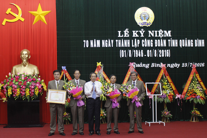 Đồng chí Hoàng Đăng Quang, Ủy viên Trung ương Đảng, Bí thư Tỉnh ủy, Chủ tịch HĐND tỉnh trao bằng khen của Thủ tướng Chính phủ cho LĐLĐ tỉnh vì đã có thành tích xuất sắc trong công tác giai đoạn 2011-2015.