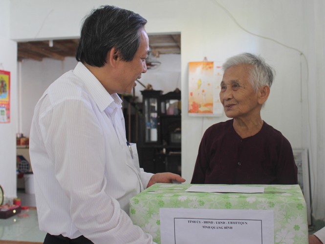 Đồng chí Hoàng Đăng Quang, Ủy viên Trung ương Đảng, Bí thư Tỉnh ủy, Chủ tịch HĐND tỉnh tặng quà bà Nguyễn Thị Phen.