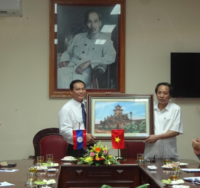 Đồng chí Hoàng Đăng Quang, Ủy viên Trung ương Đảng, Bí thư Tỉnh ủy, Chủ tịch HĐND tỉnh tặng quà lưu niệm cho đoàn công tác Mặt trận Lào xây dựng đất nước.