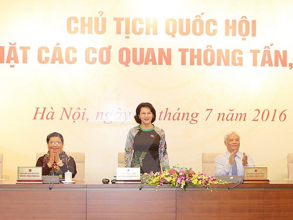 Chủ tịch Quốc hội Nguyễn Thị Kim Ngân trả lời câu hỏi của các phóng viên. (Ảnh: Trọng Đức/TTXVN)