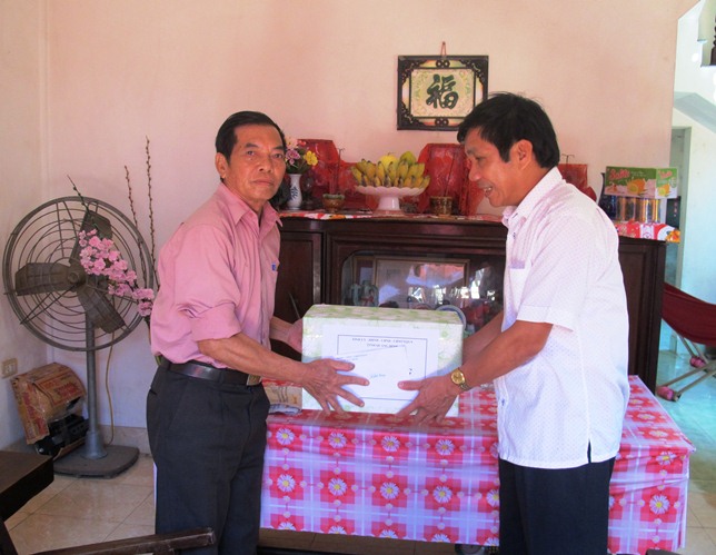  Đồng chí Nguyễn Công Huấn, Uỷ viên Ban Thường vụ, Trưởng Ban Dân vận Tỉnh ủy thăm và tặng quà cho ông Nguyễn Chí Hòa ở thôn Di Lộc, xã Quảng Tùng.