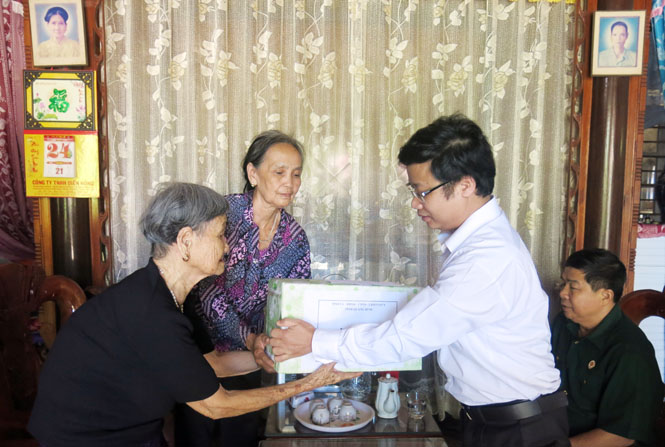 Đồng chí Cao Văn Định, UVTV, Trưởng Ban Tuyên giáo Tỉnh ủy tặng quà cho Mẹ Việt Nam anh hùng Cao Thị Khuyến ở thị trấn Quy Đạt