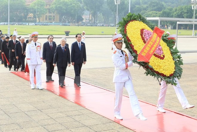 Đoàn đại biểu lãnh đạo Đảng, Nhà nước vào Lăng viếng Chủ tịch Hồ Chí Minh. (Ảnh: Phạm Kiên/TTXVN)