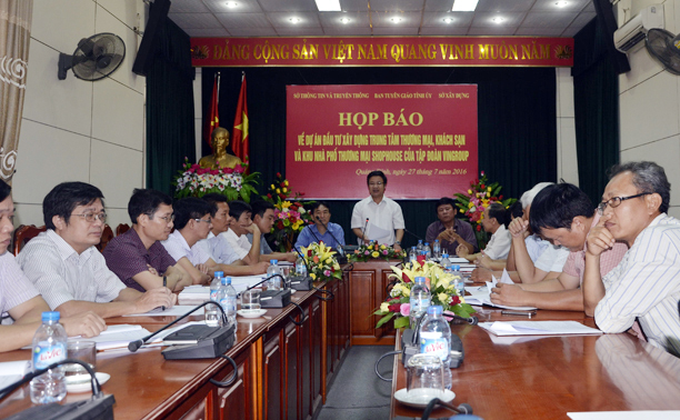 Đồng chí Cao Văn Định, Uỷ viên Thường vụ Tỉnh ủy, Trưởng ban Tuyên giáo Tỉnh ủy phát biểu tại buổi họp báo.