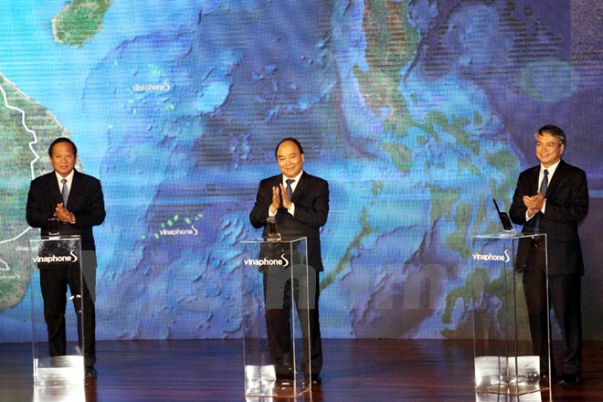 Thủ tướng Chính phủ cho rằng với Vinaphone-S, ngoài tập trung vào kinh doanh, VNPT còn thực hiện những nhiệm vụ chính trị, xã hội. (Ảnh: CTV/Vietnam+)