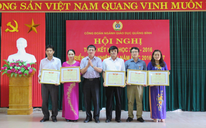 Công đoàn ngành Giáo dục Việt Nam trao tặng bằng khen cho các tập thể và cá nhân có thành tích xuất sắc trong phong trào thi đua 