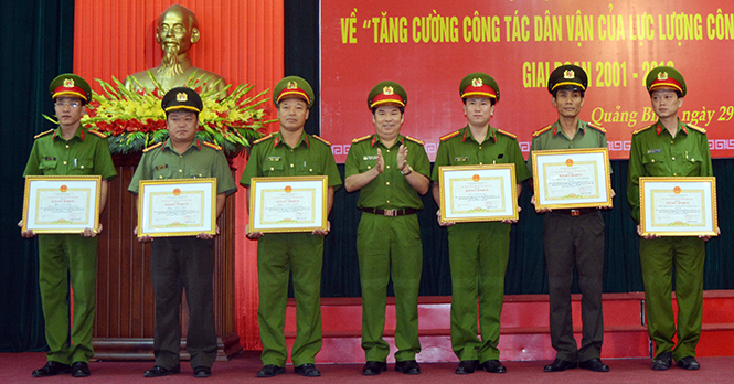 Trung tá Nguyễn Xuân Hưng (thứ 3 từ trái qua) nhận bằng khen của Chủ tịch UBND tỉnh vì đã có thành tích xuất sắc về thực hiện công tác dân vận trong lực lượng Công an nhân dân trên địa bàn tỉnh, giai đoạn 2001-2016.