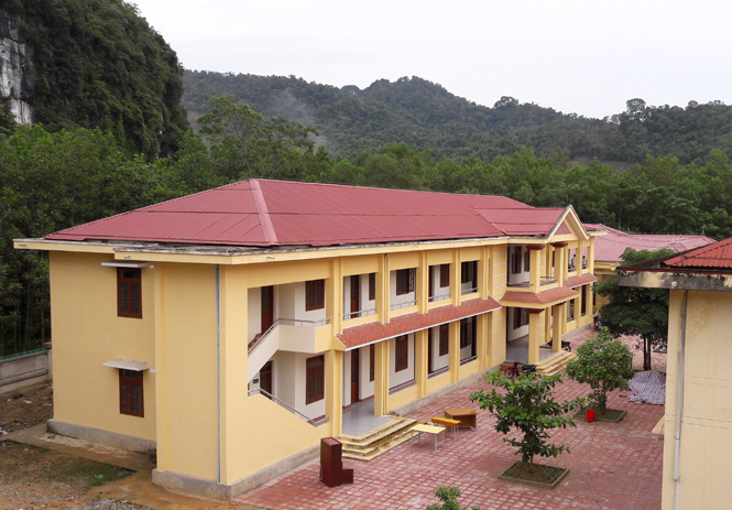 Năm học mới 2016-2017, Trường THCS và THPT Hoá Tiến (Minh Hóa) được Nhà nước đầu tư 12 tỷ đồng xây dựng mô hình nhà bán trú cho học sinh con em đồng bào dân tộc.