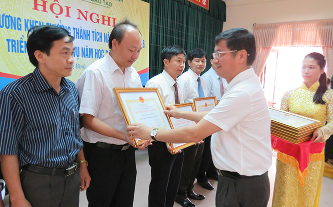 Trường THCS và THPT Hoá Tiến được UBND tỉnh trao tặng danh hiệu Tập thể Lao động xuất sắc năm học 2015-2016.