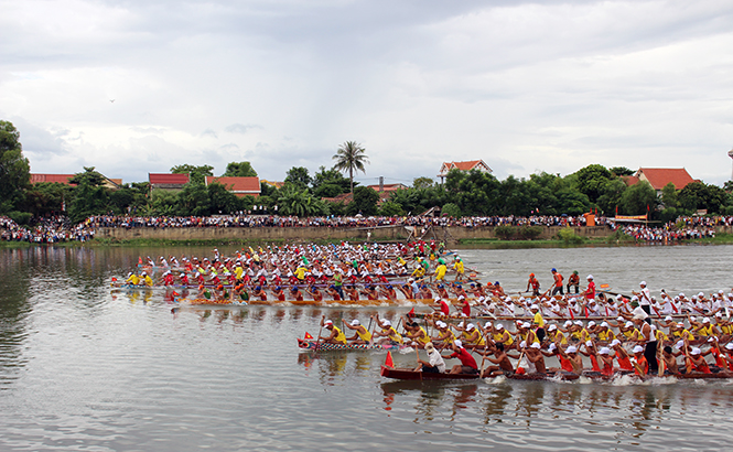 Khoảnh khắc buông phao của Lễ hội đua thuyền truyền thống trên sông Kiến Giang.