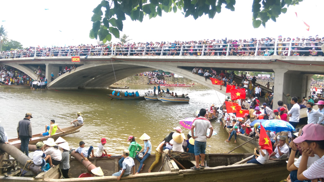Hàng vạn người dân tập trung hai bên bờ sông Kiến Giang và cầu Phong Xuân để chứng kiến khoảnh khắc về đích của các đò bơi.