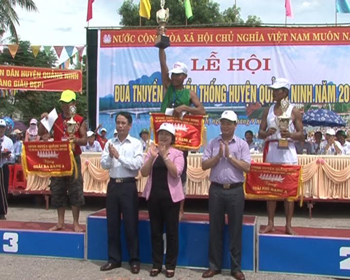 Đồng chí Nguyễn Thị Thanh Hương, Ủy viên Ban Thường vụ Tỉnh ủy, Phó Chủ tịch HĐND tỉnh trao giải cho các thuyền bơi nam bảng A.