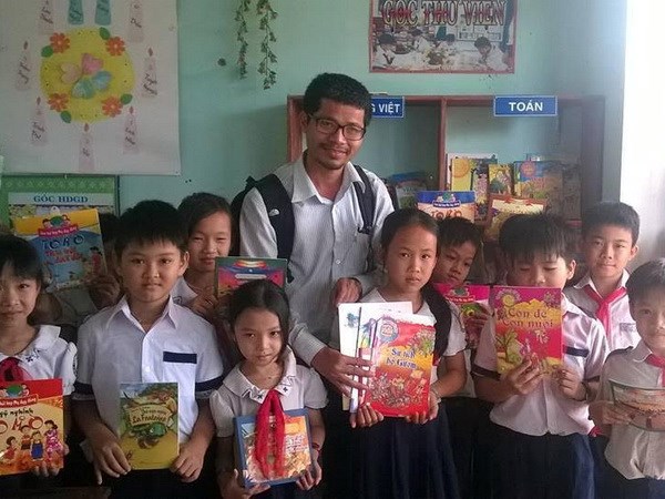 Ông Nguyễn Quang Thạch và các em nhỏ bên những cuốn sách từ chương trình 