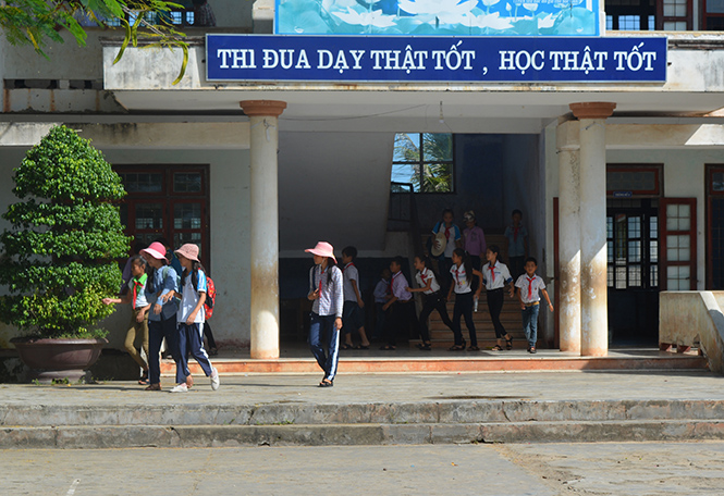 Niềm vui đến trường của học sinh Trường THCS Hải Ninh.