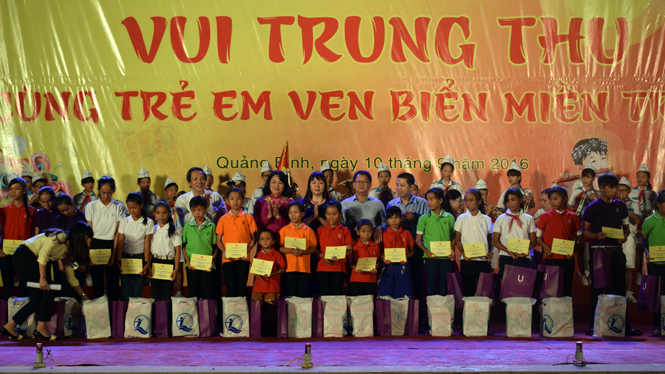 Đồng chí Đặng Thị Ngọc Thịnh, Phó Chủ tịch nước CHXHCN Việt Nam và đồng chí Hoàng Đăng Quang, Bí thư Tỉnh ủy trao quà cho trẻ em ở các xã ven biển trong tỉnh.