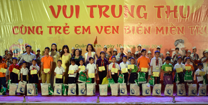 Đồng chí Phạm Thị Hải Chuyền, phó Chủ tịch Hội đồng Bảo trợ Quỹ BTTEVN và đồng chí Nguyễn Hữu Hoài Chủ tịch UBND tỉnh trao quà cho trẻ em ở các xã ven biển trong tỉnh.