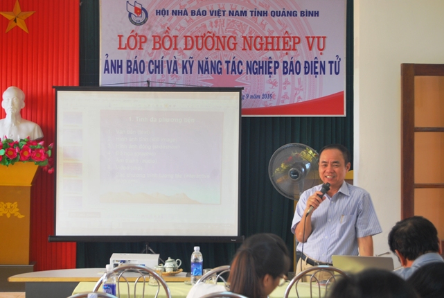 Tiến sỹ, nhà báo Trần Bá Dung –  Ủy viên Ban Thường vụ, Trưởng ban Nghiệp vụ Trung ương Hội Nhà báo Việt Nam trình bày những đặc tính cơ bản của báo điện tử