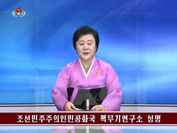 Phát thanh viên Đài truyền hình Trung ương Triều Tiên đưa tin về vụ thử hạt nhân thứ 5 của nước này, ngày 9-9. (Nguồn: Yonhap/TTXVN)