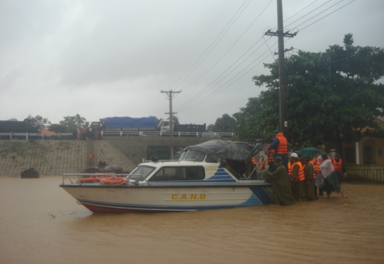 Các lực lượng, phương tiện túc trực để ứng phó với bão, lũ trên sông Gianh (đoạn ngang qua địa bàn xã Châu Hoá, huyện Tuyên Hoá).