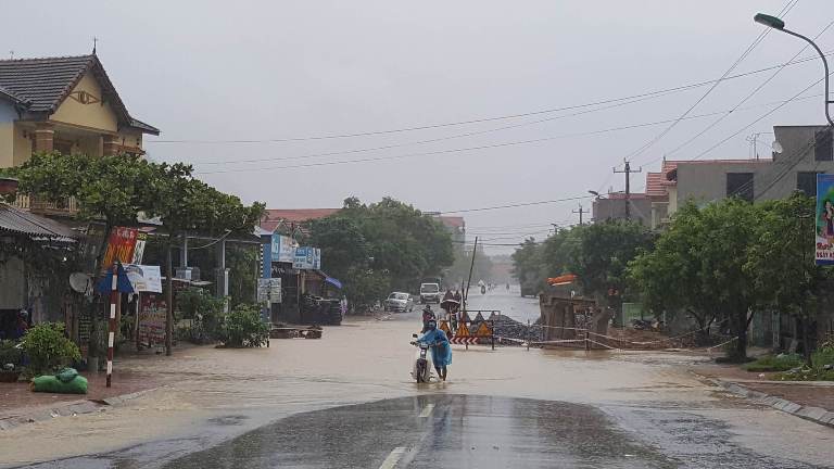 Ngập lụt ở đoạn đường qua thị trấn Quy Đạt (Minh Hóa)
