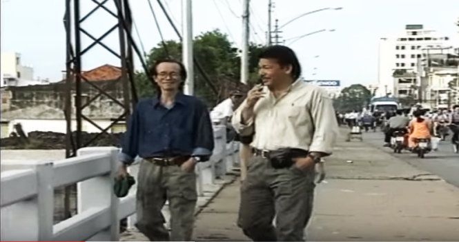  Nhạc sĩ Trịnh Công Sơn và Trần Tiến dạo phố Sài Gòn - Ảnh cắt từ phim tư liệu TFS
