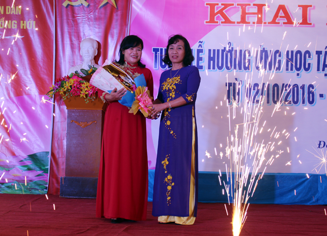 Bà Phạm Thị Bích Lựa, Chủ tịch Hội Khuyến học tỉnh tặng hoa chúc mừng ngành giáo dục Đồng Hới nhân Tuần lễ hưởng ứng học tập suốt đời.