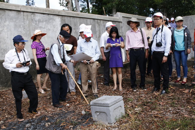  Nhà nghiên cứu Nguyễn Đắc Xuân (thứ ba từ trái sang) giới thiệu một hiện vật đã phát lộ trong khu vực cồn Bông Sứ gần chùa Thuyền Lâm - Ảnh: Minh Tự