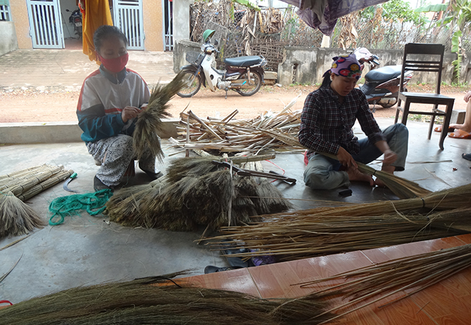 Làm chổi đót đã từng là nghề “cứu đói, cứu bần” cho nhiều hộ dân ở Quảng Phong.