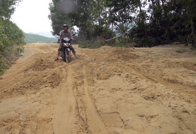 Lũ tràn qua tuyến đường Mai Hoá-Ngư Hoá để lại một khối lượng cát 