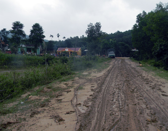 Nhiều nơi ở xã Ngư Hoá tràn ngập bùn lầy
