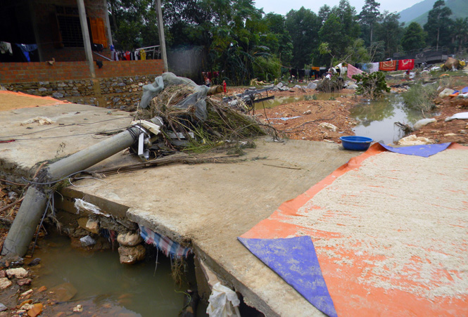 Nhiều cột điện ở xã Ngư Hoá bị gãy đổ