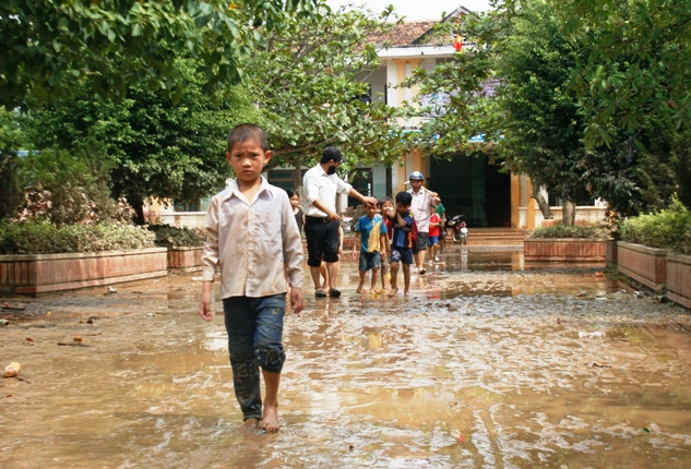 Trẻ em Cồn Sẻ (Quảng Lộc, Ba Đồn) trở lại trường sau ngày lũ
