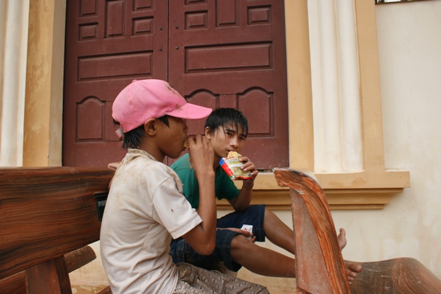 Những đứa trẻ ở Cồn Sẻ nhai vội gói mỳ tôm sau khi nhận được món hàng cứu trợ đầu tiên