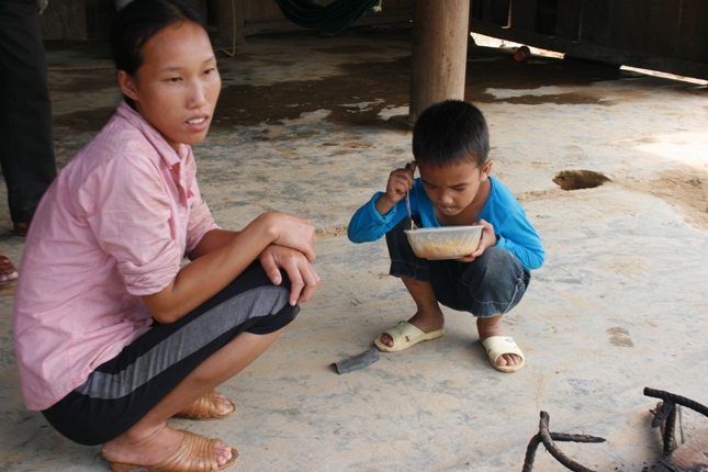 Sau lũ, nhà trống hoác, đứa trẻ nghèo ăn ngon lành bát mì tôm cứu trợ