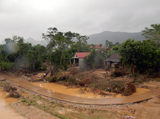 Cảnh tan hoang sau lũ ở xã Châu Hoá
